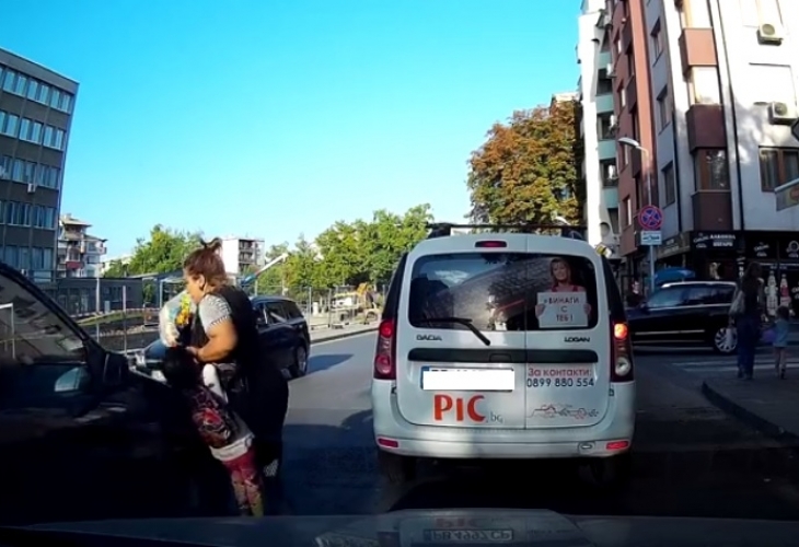 Стряскащо ВИДЕО от Пловдив! Безразсъдна майка стана причина автомобил да блъсне дете!