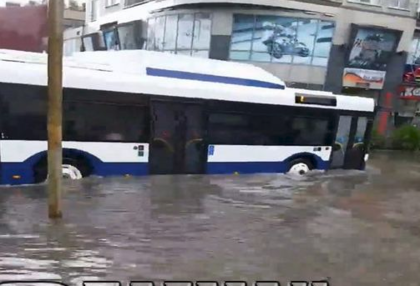 Вижте как автобус плава като кораб в Бургас (СНИМКИ/ВИДЕО)