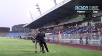 PlovdivDerbyTV: Фен на Ботев нахлу и стигна почти пред сектора на Локо! Полицията го смля и прибра!