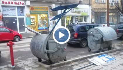 Мъж си „бере" табели в Русе