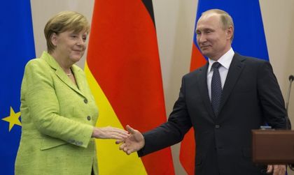 Путин отрече пред Меркел да се меси на други държави