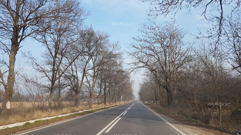 Велико Търново: Полага се хоризонтална маркировка по пътя между Полски Тръмбеш и Дебелец, шофьорите трябва да карат с повишено внимание