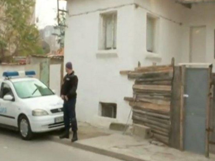 ЕКШЪНЪТ В ПАЗАРДЖИК ПРОДЪЛЖАВА! Мъж стреля с пушка по хората на мястото на вендетата и крещи: 