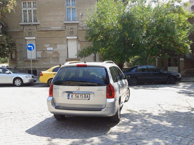 Пежо паркира в кръстовище и изуми пловдивчани в Централен