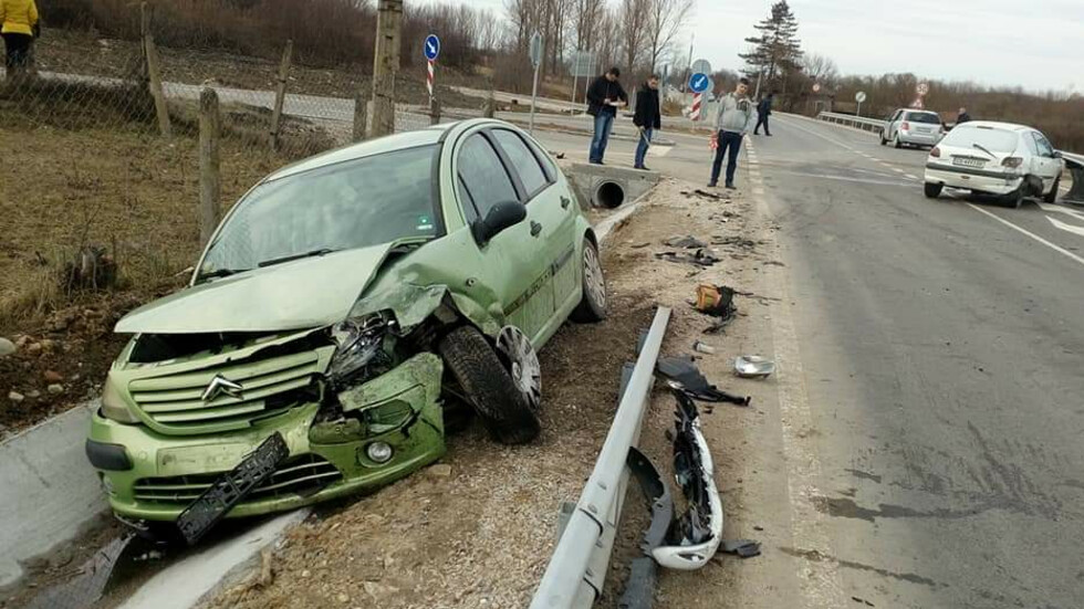 Тежка катастрофа с четири автомобила в село Враниловци (СНИМКИ)