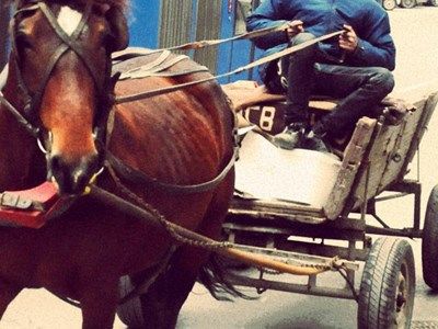 Пиян ром се натресе с каруцата си в БМВ, ченгета го отърваха от сигурен бой