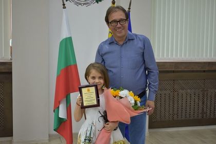 Пловдив: Кметът на Асеновград посрещна в Общината Елена Василева – финалистката от проекта на Слави Трифонов за пеещи деца