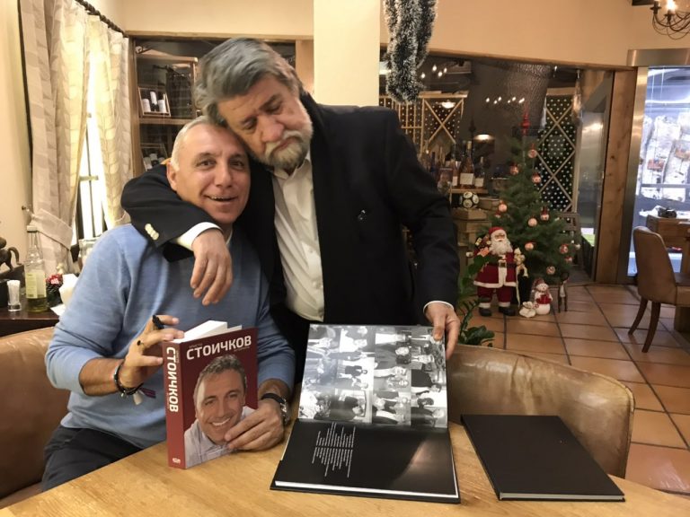 Стоичков и Вежди Рашидов си раздават автографи (СНИМКИ)