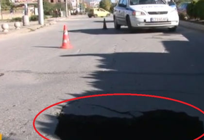 Огромна дупка в Казанлък погълна колата на Добромир (ВИДЕО)