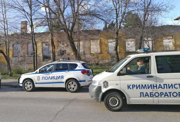 Ужас във Варна: Побесняла служителка на бензиностанция души дете с качулката му! А после преби...