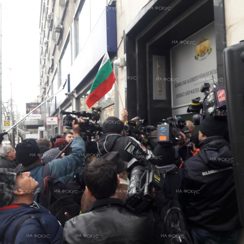 София: Протестиращите се опитаха да нахлуят в сградата на КЕВР, но полицията им попречи