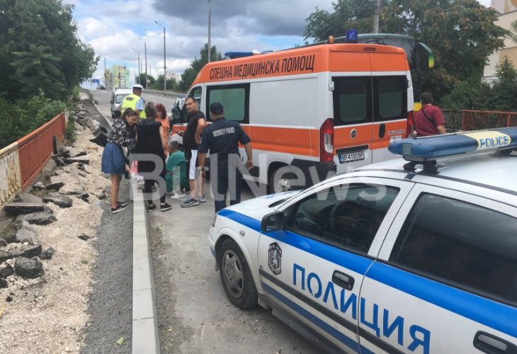 Джип с бременна шофьорка се заби в купчина бетонни плочки във Враца, има пострадало дете (СНИМКИ)