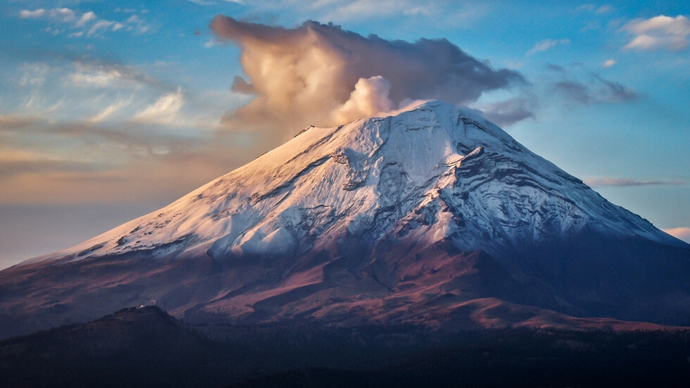 Вулканът Попокатепетъл в Мексико изхвърли стълб от пепел на 3,5 км (СНИМКА)