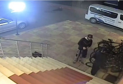 Безумие! Крадци задигат велосипед в Слънчев бряг и остават безнаказани (ВИДЕО)