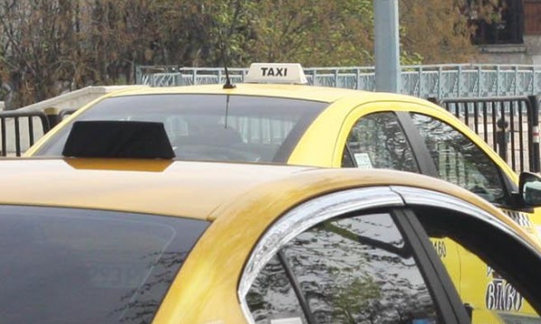 Таксиджия в Пловдив тръгна да води клиенти към районното, те му потрошиха колата