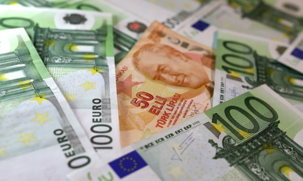 На Балканите, около нас: Заплати и пенсии при съседите