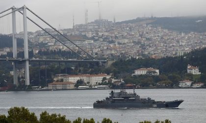 Руски десантен кораб е преминал през Босфора