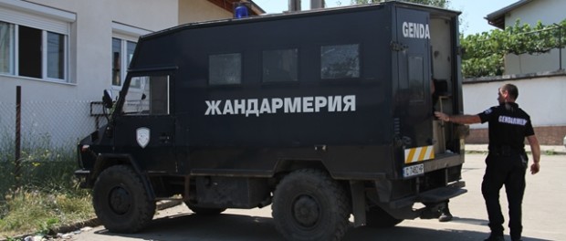 Два камиона с жандармерия и полиция нахлуха в ромски квартал на Дупница (СНИМКИ)