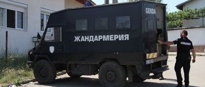 Два камиона с жандармерия и полиция нахлуха в ромски квартал на Дупница (СНИМКИ)