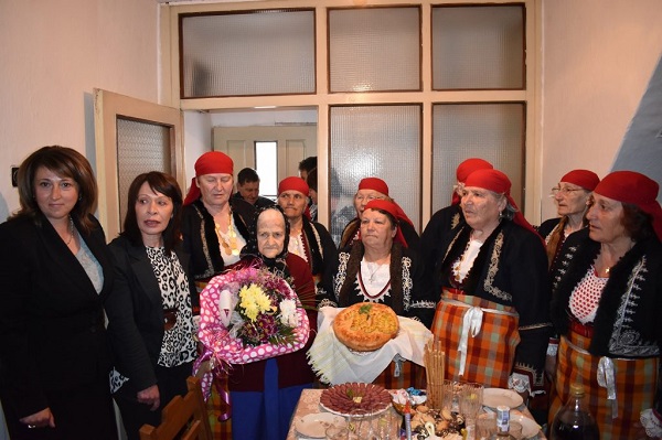 Смолян: Кметът на Чепеларе Славка Чакърова поздрави Стойка Величкова от село Малево за 100-годишния юбилей