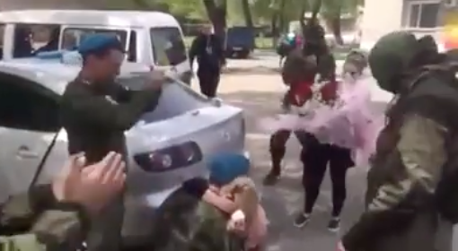 ВИДЕО: Тя очакваше най-малко това, след като приятелят и бе с автомат опрян в тила