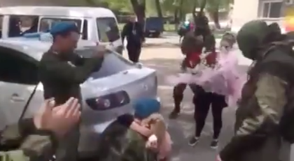 ВИДЕО: Тя очакваше най-малко това, след като приятелят и бе с автомат опрян в тила