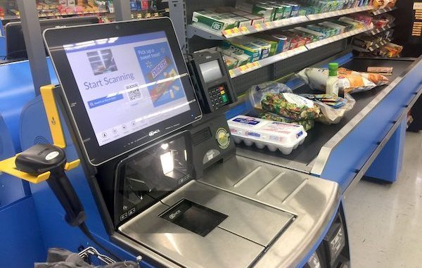 Walmart използва AI камери, за да бори кражбите на касите за самообслужване