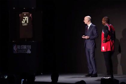 Умната тениска на NBA сменя цветовете на любимите ви отбори в движение