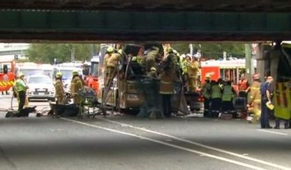 Зрелищна катастрофа в Мелбърн – автобус се заклещи в мост (ВИДЕО)
