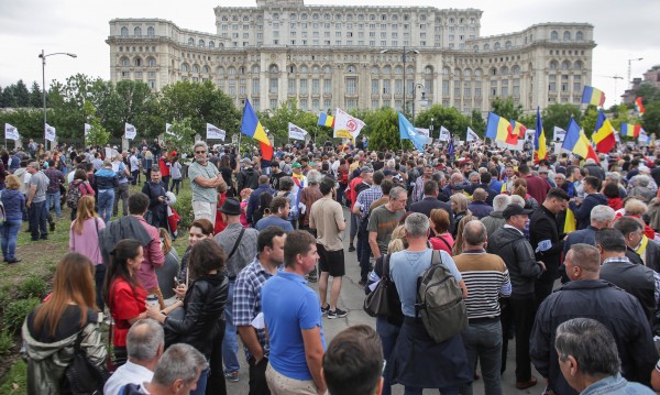 Хиляди на протест в Букурещ срещу промени в НК