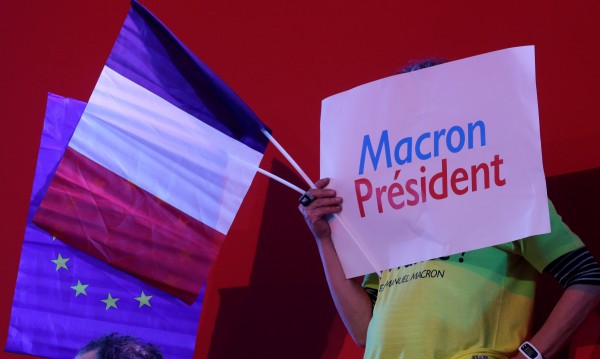 Евросъюзът стиска палци за еврофила Макрон