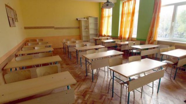 МОН: Преустановен е учебният процес в 52 училища в страната