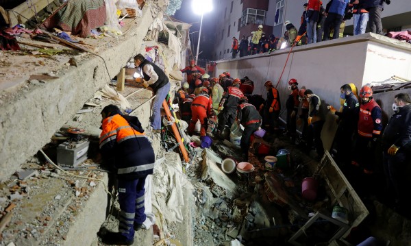 Заради взрив или дострояване се е срутил блокът в Истанбул?
