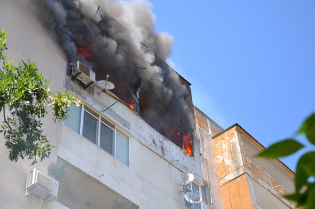 Огромен пожар в София, четири линейки на мястото