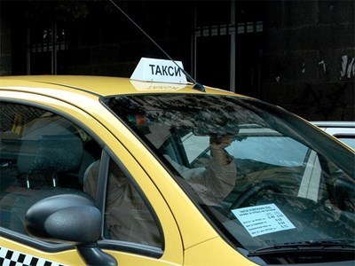 Таксиметровият шофьор, отнесъл 3 коли пред Миконос, изгубил контрол! В болница е
