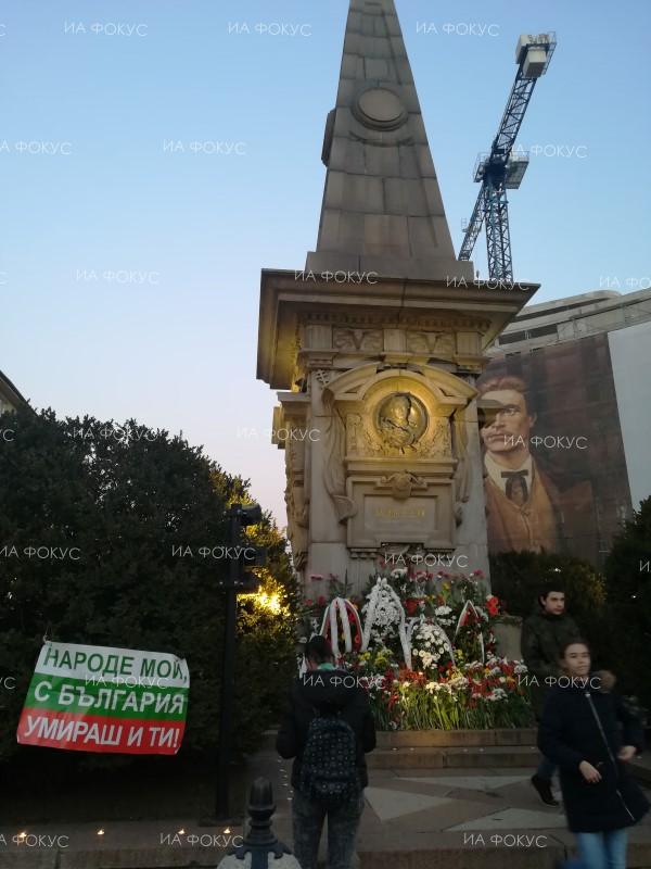 София: С факелно шествие, организирано от НФСБ, бе отбелязана 146-ата годишнина от гибелта на Васил Левски