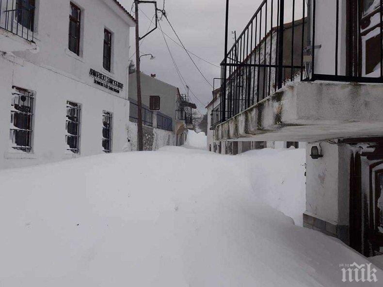 Снегът срути пътища на Крит и Халкидики (ВИДЕО)