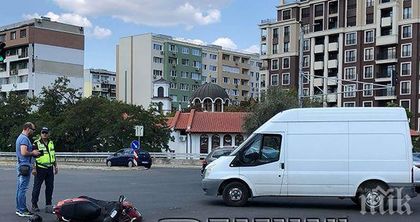 ИЗВЪНРЕДНО! Бургаски моторист с две счупени ръце след зверски сблъсък с микробус (СНИМКИ)