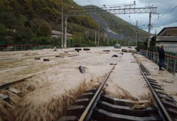 Невиждана стихия отнася в момента цял град в Черно море (СНИМКИ/ВИДЕО)
