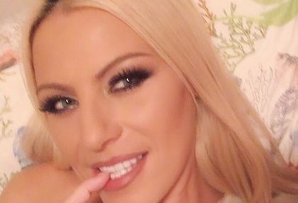 Не пак, а отново! Камелия се изтипоса чисто гола и влажна на плажа (СНИМКА 18+)