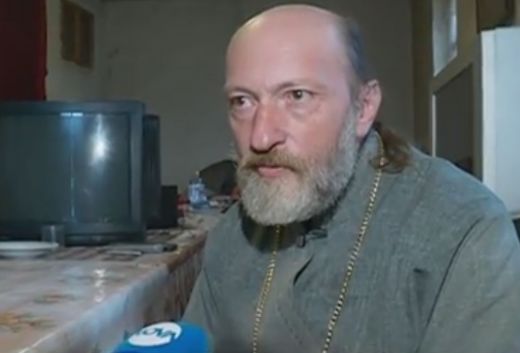 Един монах срещу системата, един манастир в разруха