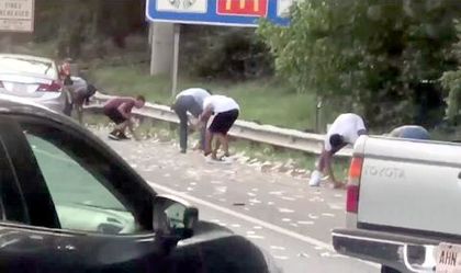 Брониран камион разпиля пари на магистрала