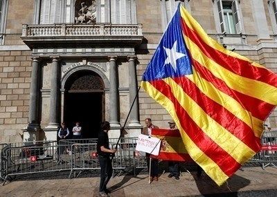 Няколко хиляди испанци протестираха днес в Барселона срещу сепаратизма