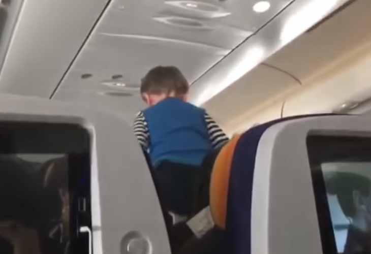 Шаш в лайнер на Lufthansa: Пасажер засне дете, в което се всели демон (ВИДЕО)