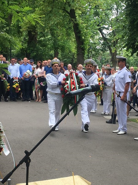 Бургас: Проведе се военен ритуал пред паметника на поета и революционер Христо Ботев в знак на признателност към революционера и загиналите за свободата на България
