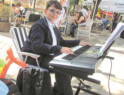 Вежди Рашидов впечатлен от 14-годишен пианист, който свири в Морската градина