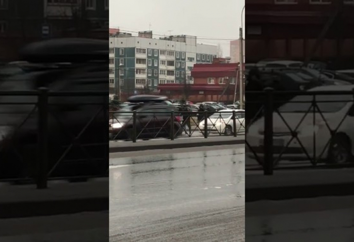 Пред погледа на детето им: Таксиджия удари майка и мина с колата си през мъжа й (ВИДЕО 18+)