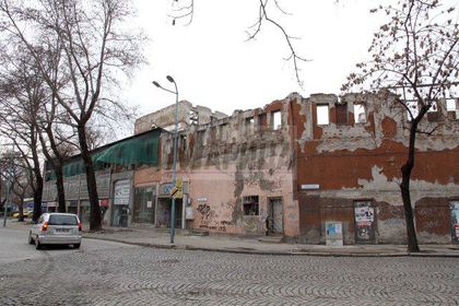 СНИМКИ: Ще се срути ли този склад в Пловдив върху магазина?