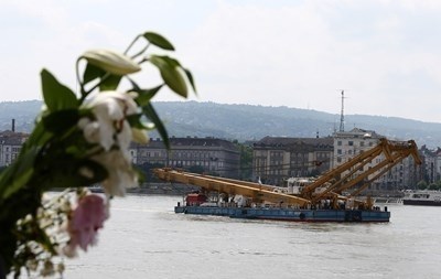В Будапеща изваждат круизното корабче, потънало в Дунав