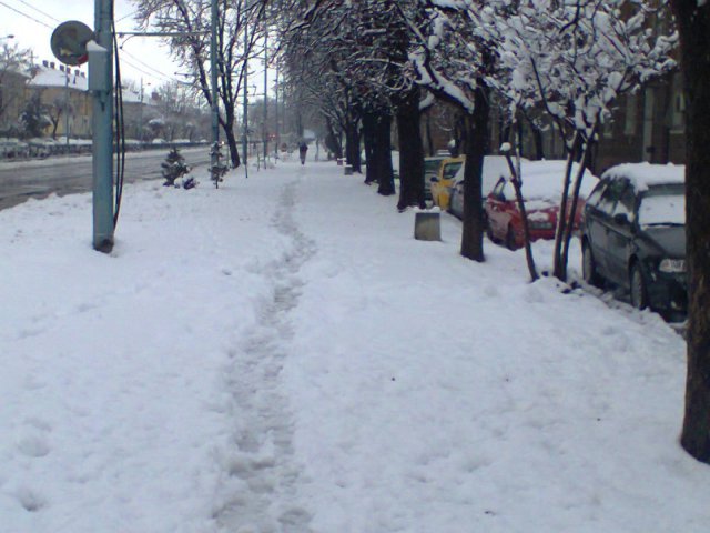 Слаб мокър сняг, но сравнително топло днес